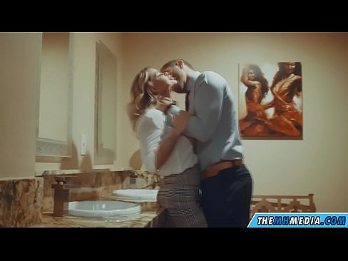 ❤️ Meta blonda busty seduces f'kamra tal-banju pubbliku Video tal-ħakk f'mt.libporno.ru
